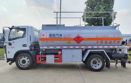 國(guó)六東風(fēng)8噸油罐車(chē) 國(guó)六東風(fēng)8噸油罐車(chē)